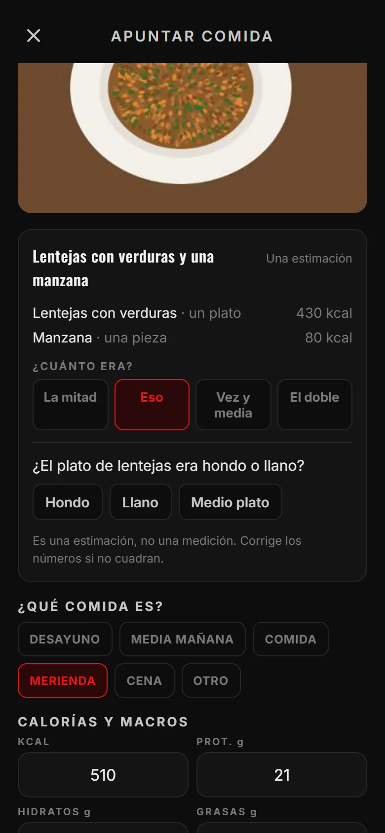Pantalla de una comida: la foto del plato, los alimentos estimados y una pregunta para afinar
